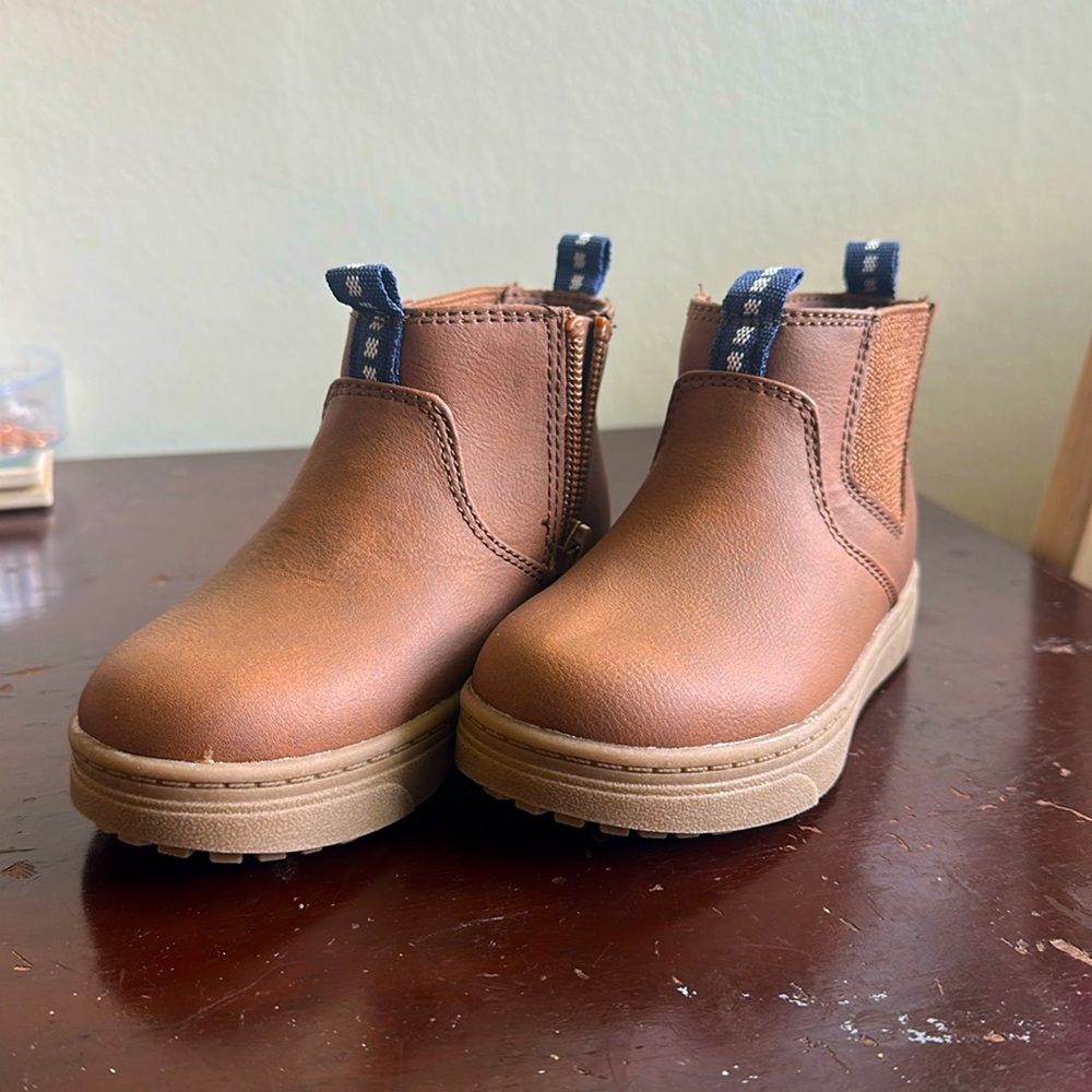 Never worn Toddler Lucas Chelsea Boots - Cat & Jack™ Size 8